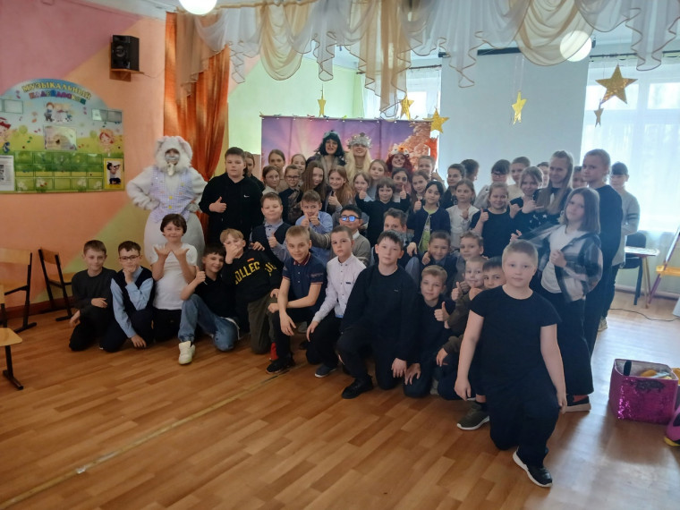 18 апреля в гости к ребятам 4 А класса приехала студия «Сказка» со своей развлекательной программой «Зима уходит в отпуск»..